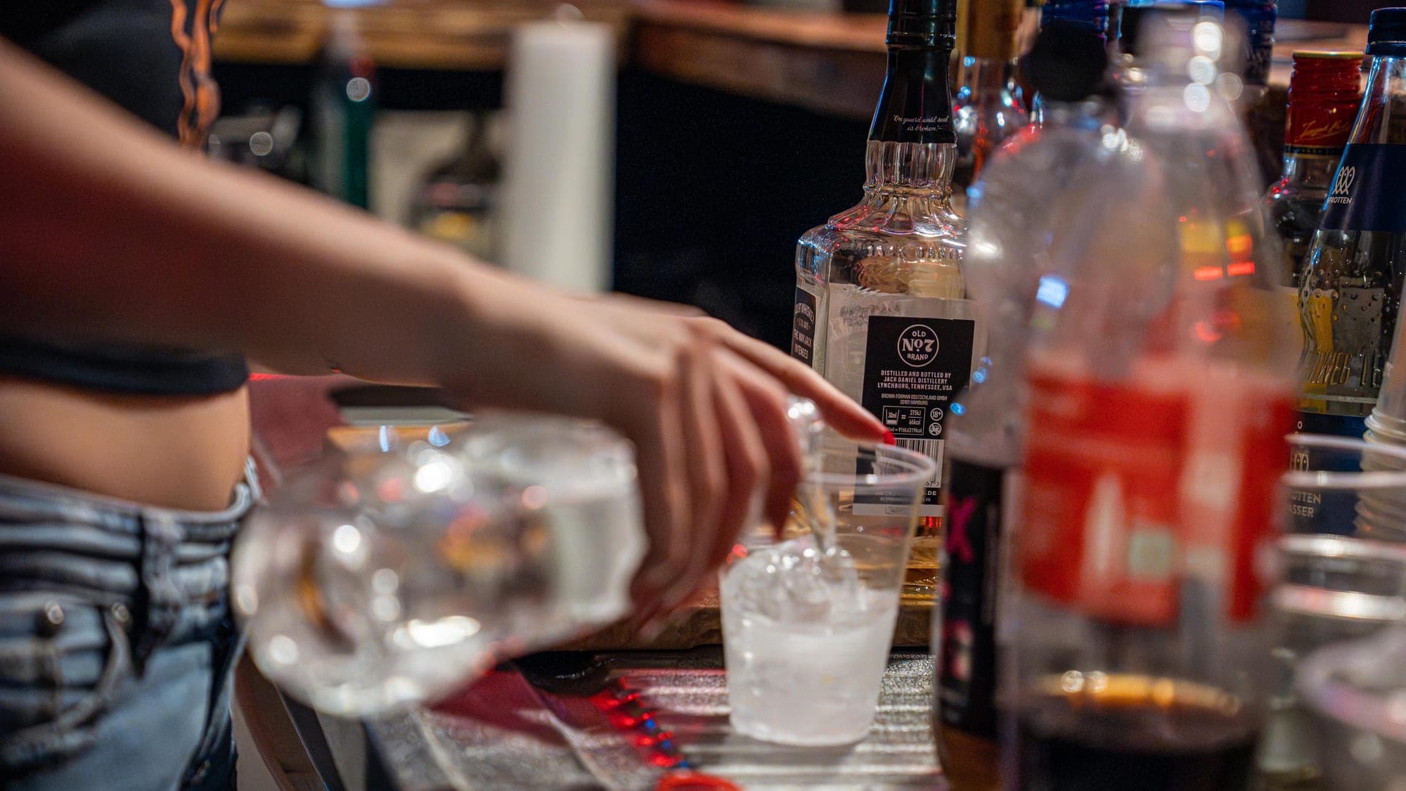 Drink wird an der Bar eingeschenkt