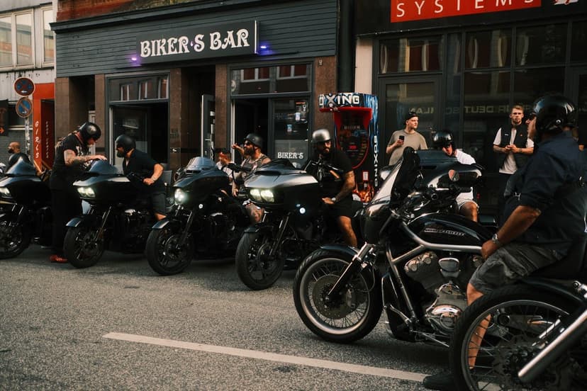 Motorräder aufgereiht unter dem Schriftzug der Biker's Bar Kiel