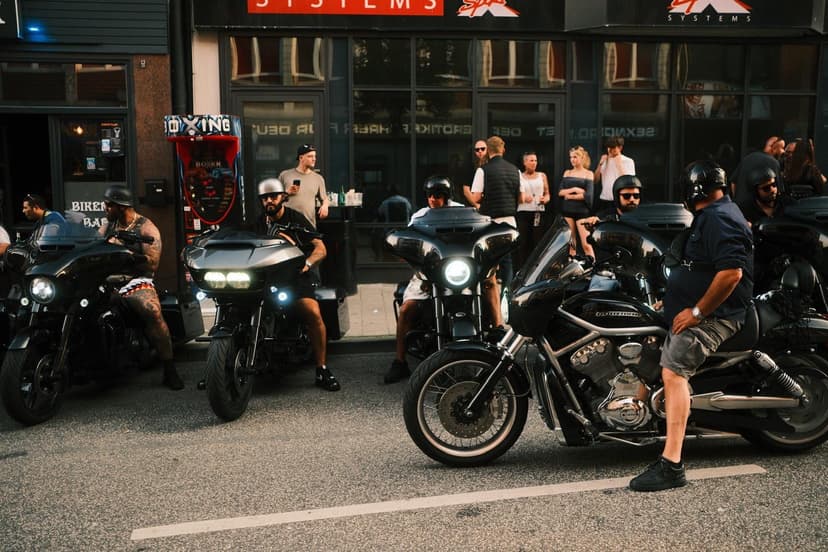 Gäste und Fahrer vor der Biker's Bar Kiel an einem Sommertag