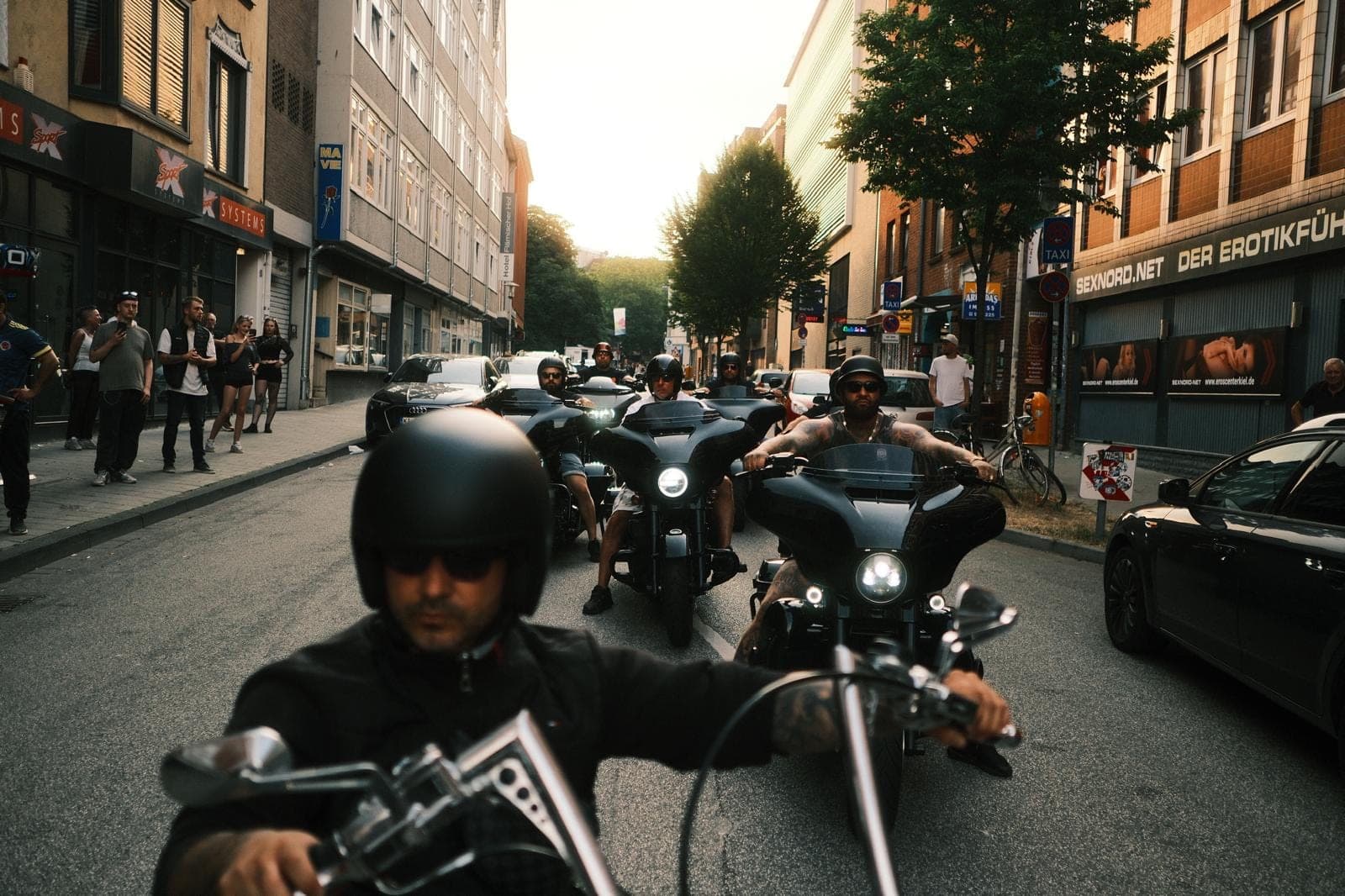 Fahrergruppe rollt durch eine Kieler Straße auf die Kamera zu